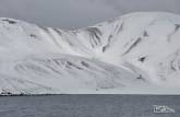 Paredes, escarpas e encostas que formavam o contorno da aniga caldeira vulcâncica que é hoje a baía de Deception Island, na Antártida